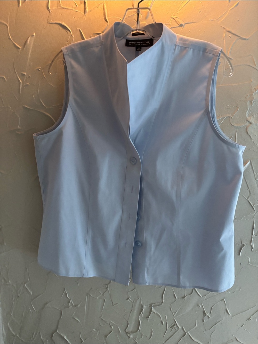 Jones New York Light Blue Sleeveless Button-Front Shirt -No iron cotton